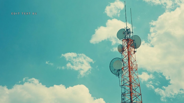 PSD torre di telecomunicazioni contro un cielo blu vibrante con nuvole bianche soffici
