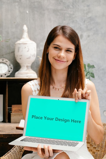 Tosca Green Tablet segurado por uma bela mulher PSD Mockup para Modern Tech Branding