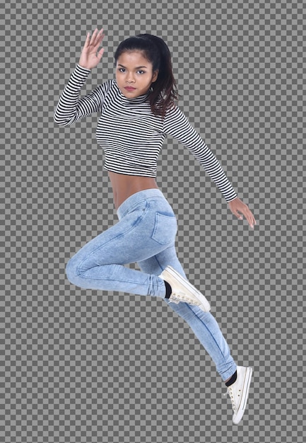 Toute la longueur des années 20, une jeune femme asiatique porte une chemise à manches longues et un pantalon en jean Courez et sautez avec des poses d'action. Une fille mince à la peau bronzée ressent du plaisir énergétique dans l'air et le flou de mouvement sur fond blanc isolé