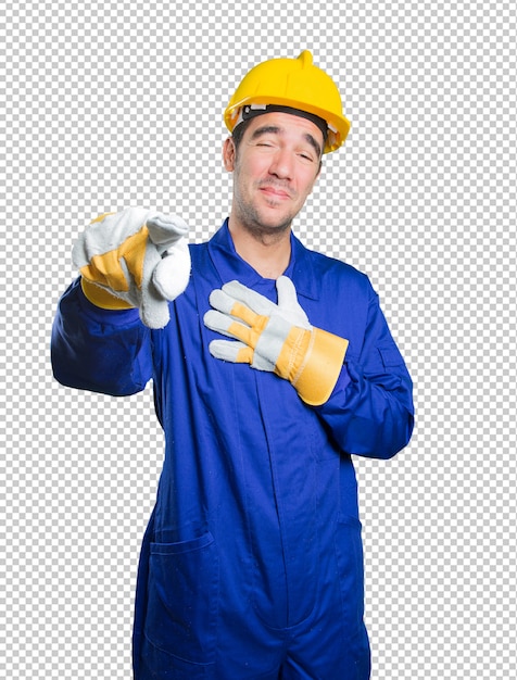 Trabajador feliz que se ríe de usted en el fondo blanco