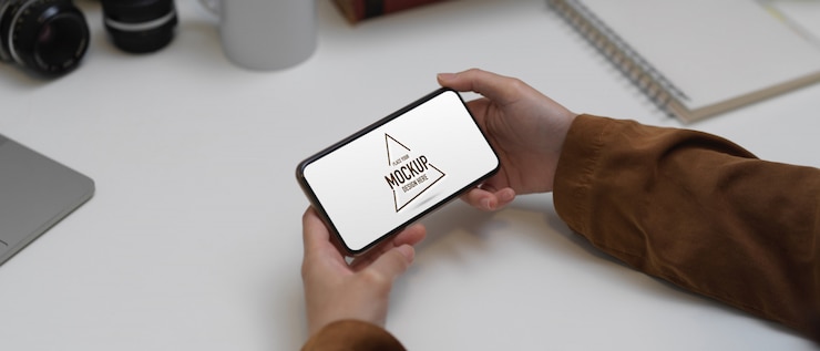 PSD trabajador de oficina de vista lateral con smartphone de maqueta