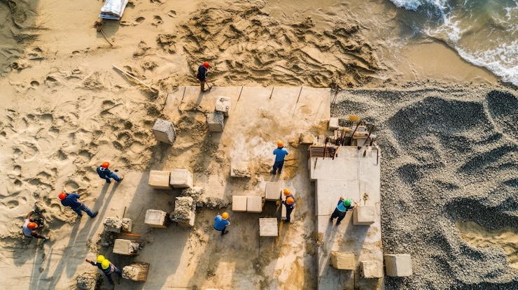 PSD trabajadores construyendo una estructura en una playa