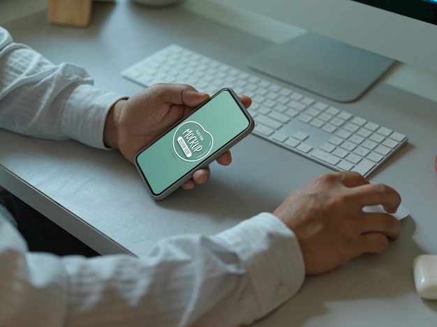 Trabalhador de escritório usando maquete de smartphone