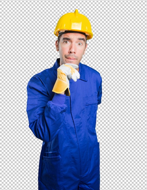 Trabalhador suspeito em fundo branco