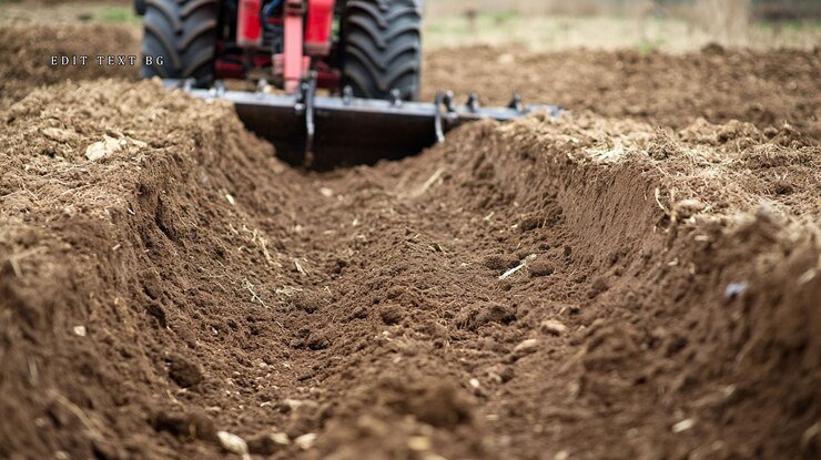 PSD tractor arando un campo creando surcos en el suelo marrón oscuro