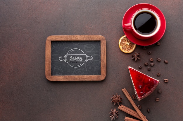 PSD tranche de gâteau avec café et maquette au tableau