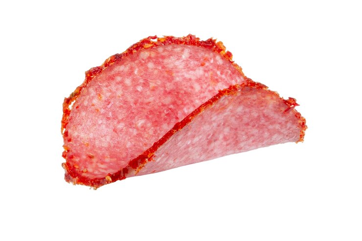 PSD une tranche de saucisse au salami sur un fond vide