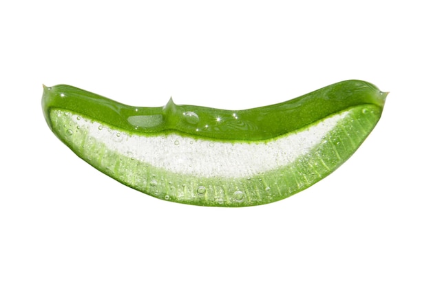 Trancher un morceau d'aloe vera frais vert sur fond blanc