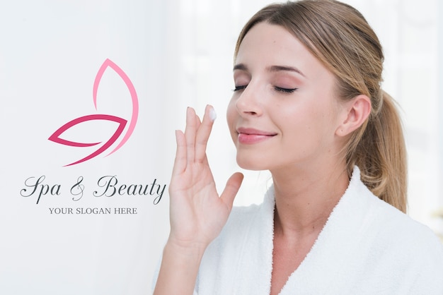 Tratamiento de belleza en plantilla de spa