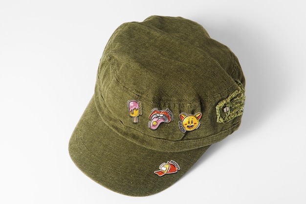 Trendiger Hut mit Pins-Attrappe