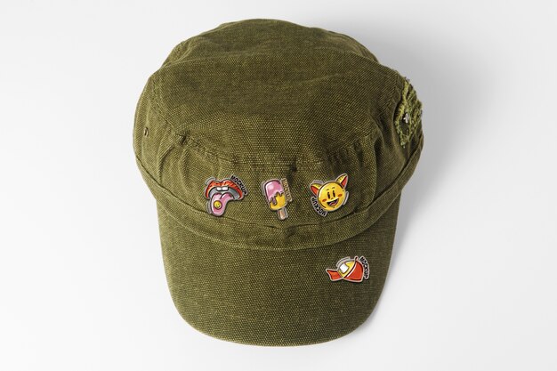 Trendiger Hut mit Pins-Attrappe