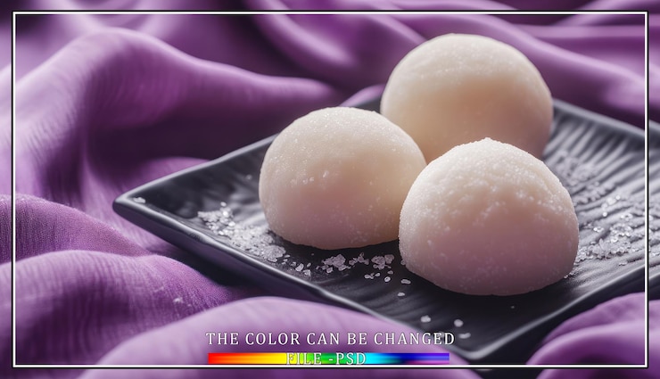 PSD três bolas de mochi brancas em um prato preto com tecido roxo no fundo