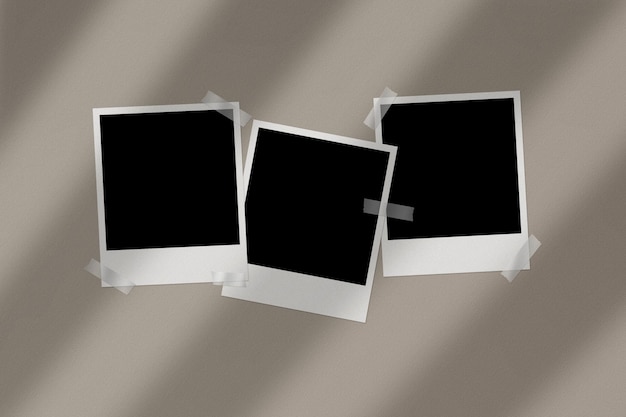 Tres fotos de Polaroid grabadas en una superficie