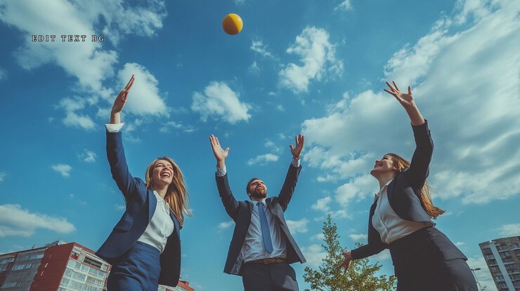 PSD tres hombres de negocios jugando a la pelota con una pelota amarilla al aire libre en un día soleado