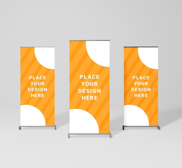 Tres pancartas verticales enrollables naranjas y blancas para publicidad