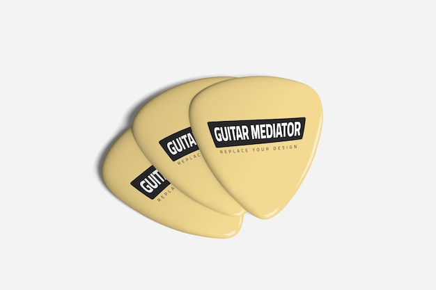 Três picadas de guitarra amarelas em uma superfície branca