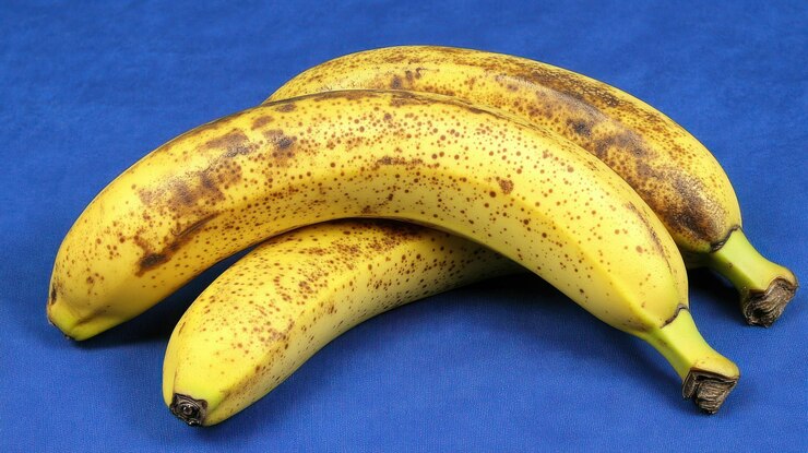 PSD tres plátanos maduros sobre un fondo azul