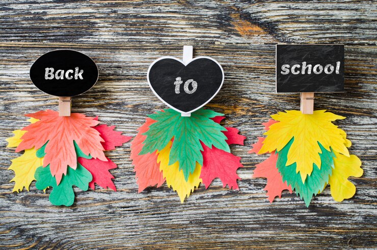PSD tres tipos de cuadernos de tiza con hojas de otoño de papel de colores. otoño, concepto de otoño.