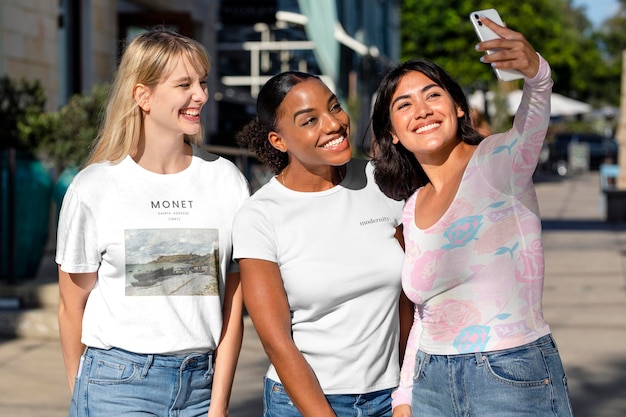Trois femmes confiantes qui se font un selfie ensemble