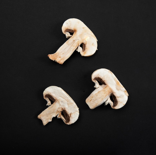 Trois morceaux de champignons sur fond noir