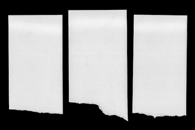 Trois papiers blancs déchirés sur un fond noir