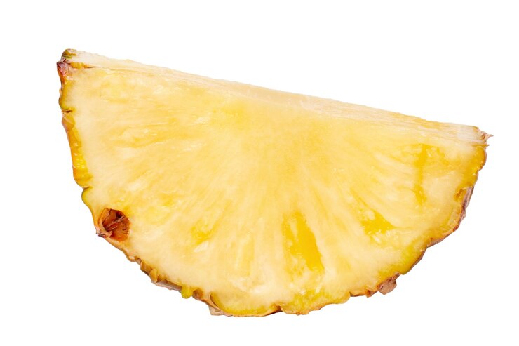 PSD un trozo de piña fresca cortada en medio anillos aislado