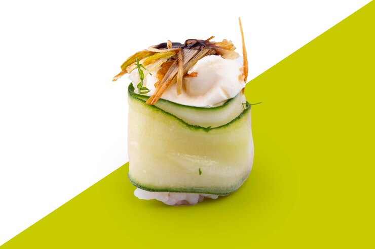 PSD un trozo de rollo de sushi enrollado con pepino de algas y salsa de tare en el frente macro de primer plano aislado
