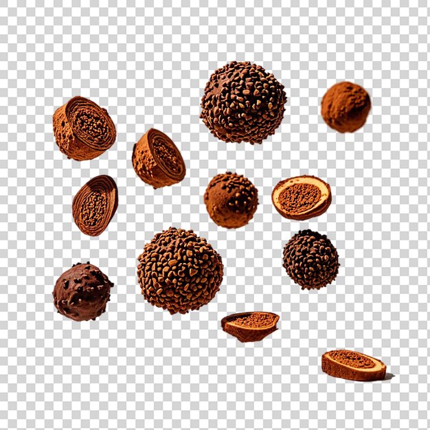 Trufas de verano y rebanadas de trufas que levitan o vuelan en el aire aisladas sobre un fondo transparente