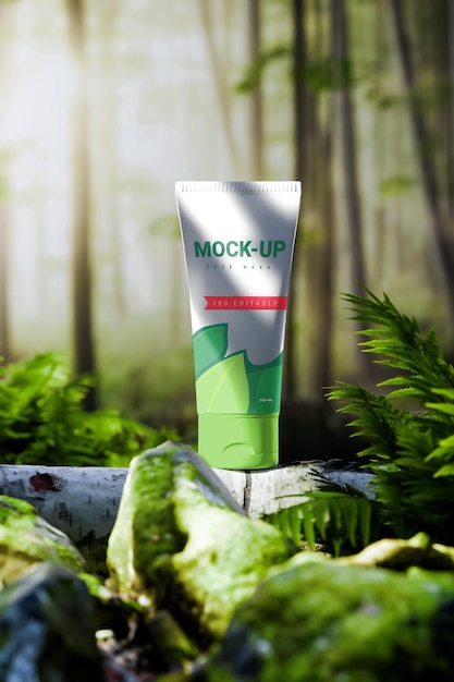 PSD tube de crème pour le visage sur un timbre d'arbre dans le fond de la jungle verte naturelle mockup