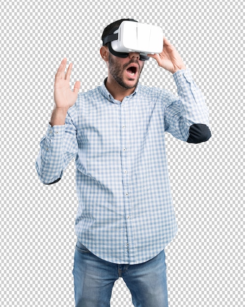 Überraschter junger mann, der gläser einer virtuellen realität verwendet
