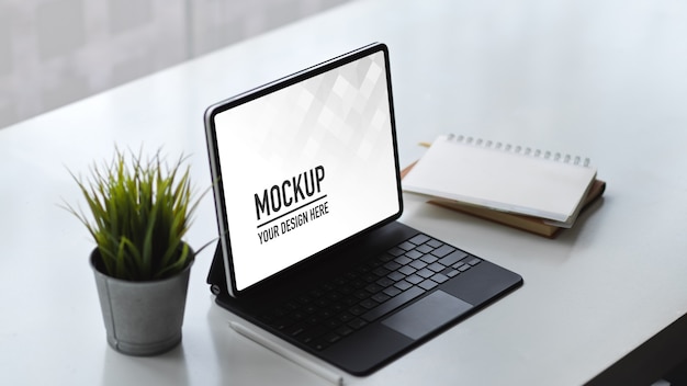 Ufficio del tavolo da lavoro con mockup di laptop