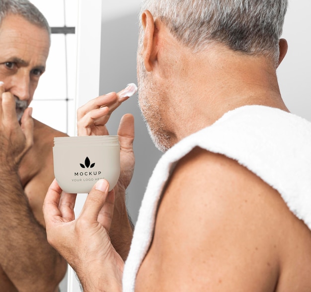 Último homem aplicando creme facial