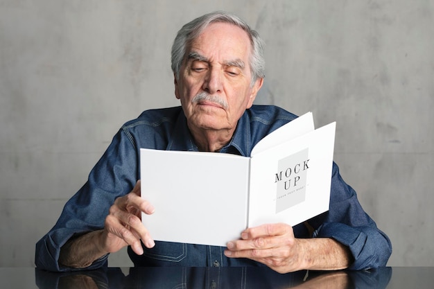 PSD Último homem lendo a maquete de um livro