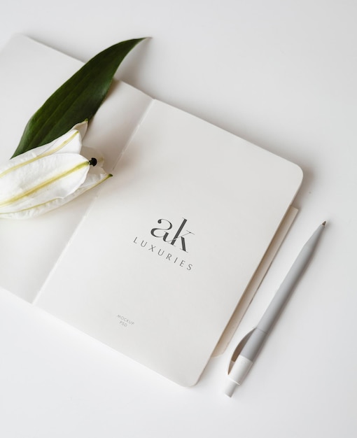 Um caderno branco com uma flor que diz ak luxos.