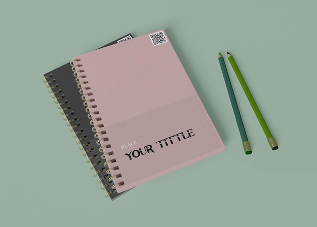 um caderno rosa com uma caneta preta nele
