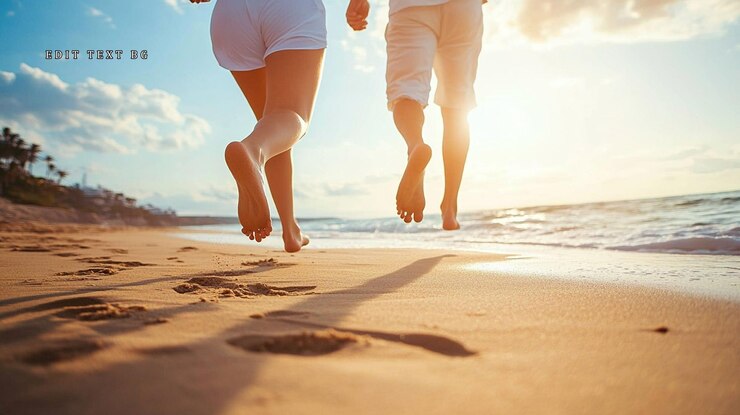 PSD um casal alegremente correndo descalço em uma praia de areia ao pôr do sol