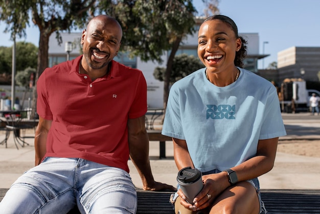 Um casal feliz a desfrutar de um encontro de verão.