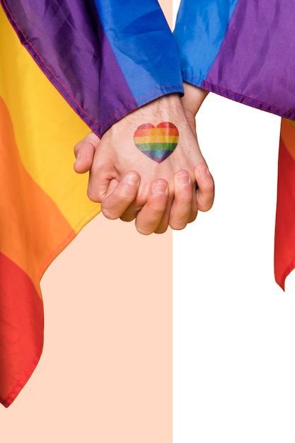 Um casal gay de mãos dadas.