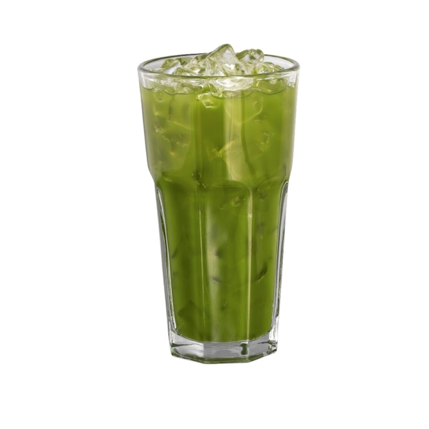 Um close de chá verde Matcha gelado isolado