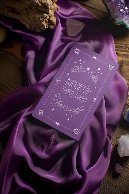 Um close-up de uma maquete de cartas de tarot