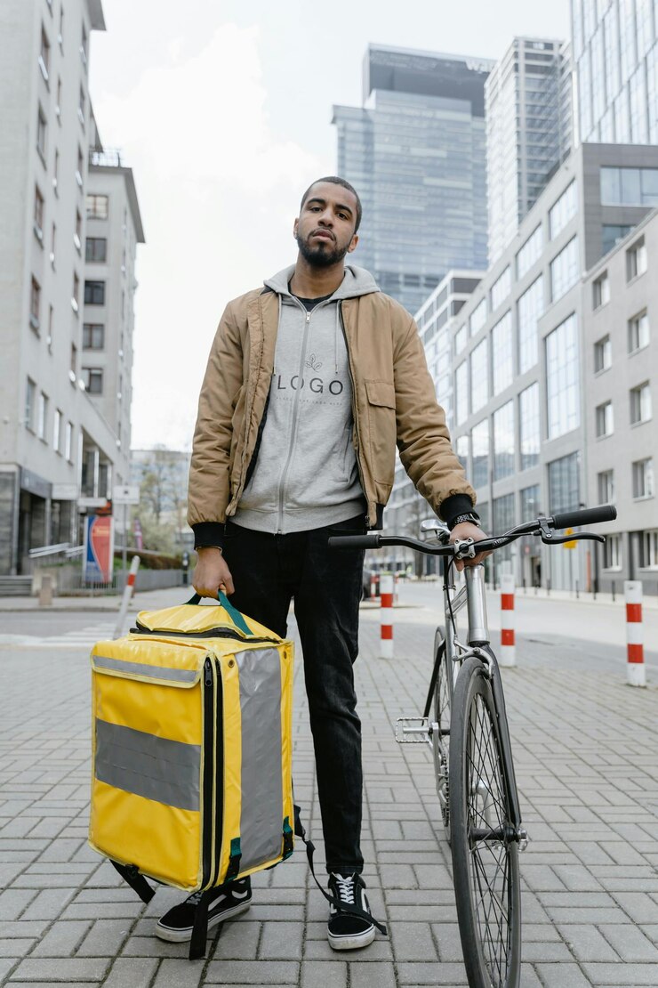PSD um homem com um saco amarelo que diz bom para uma bicicleta