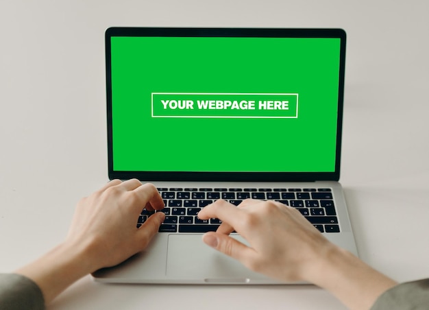 Um laptop com uma tela verde que diz sua página da web aqui.