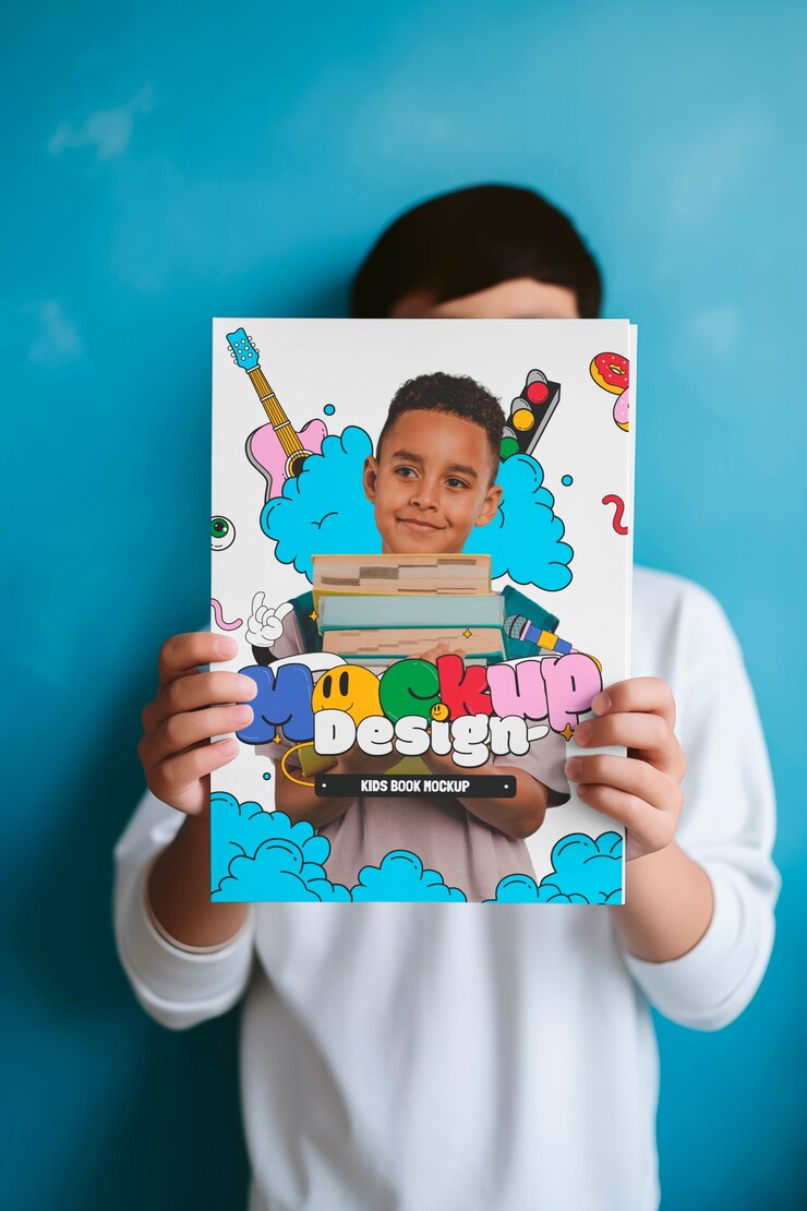 PSD um miúdo de médio porte com um livro dentro de casa.