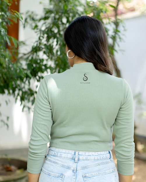 Um modelo de logotipo premium em uma roupa feminina