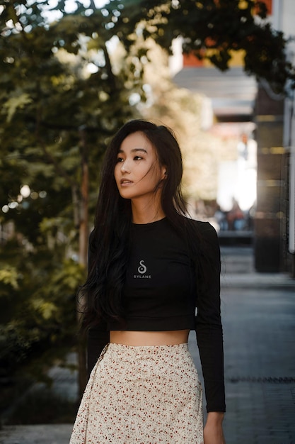 Um modelo de logotipo premium em uma roupa feminina