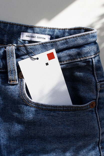 Um pedaço de papel está no bolso de uma calça jeans.