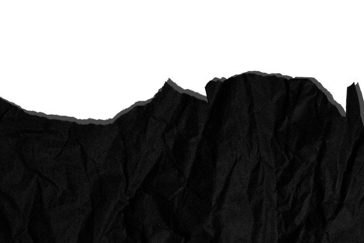 PSD um pedaço de papel preto rasgado cobrindo metade do quadro em um fundo vazio