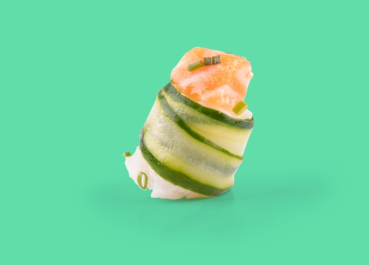 PSD um pedaço de sushi de pepino com salmão cru em close-up macro