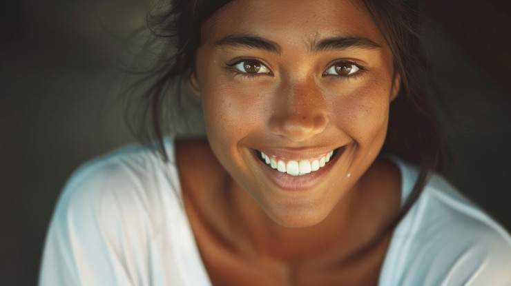 PSD um retrato em close de uma jovem com um sorriso brilhante e cabelo escuro