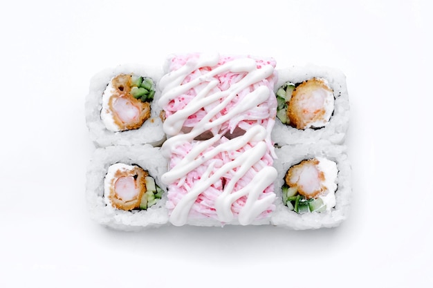 Um rolo de sushi com camarão